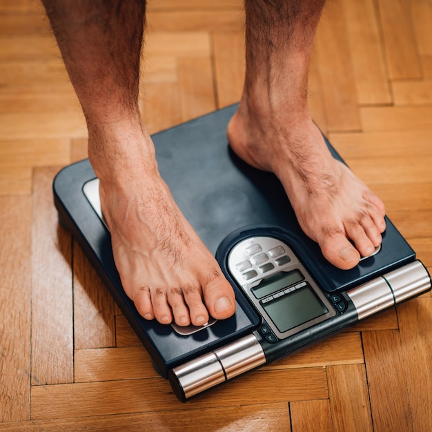 Medindo o peso usando a balança corporal