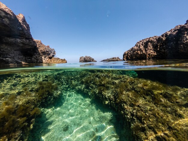 Medio bajo el agua del mar azul claro