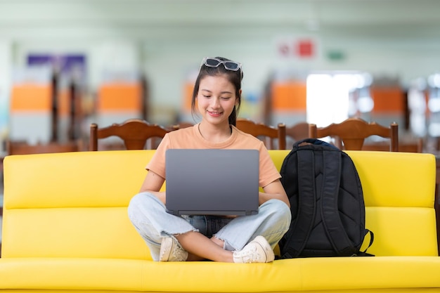 En medio de la biblioteca universitaria, un santuario de becarios, los estudiantes se sumergen en las profundidades de la academia, sumergiéndose en un mar de conocimiento para navegar por las complejidades de sus campos elegidos.