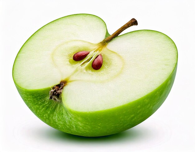 medio fruto de manzana verde aislado sobre un fondo blanco
