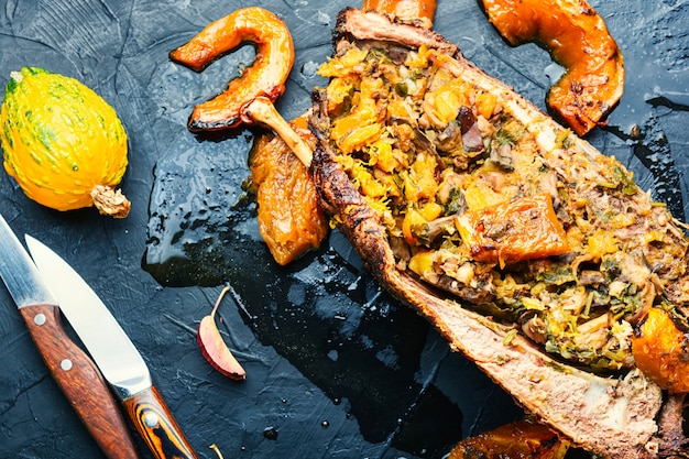 Medio ganso al horno relleno de calabaza y setas.