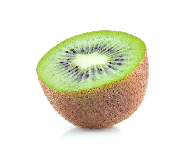 Medio kiwi aislado