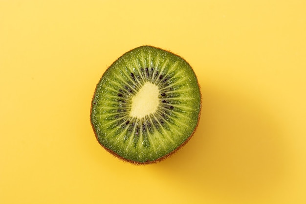 Medio kiwi fresco aislado