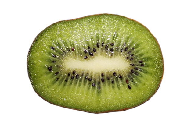 Medio kiwi jugoso sobre un fondo blanco aislado