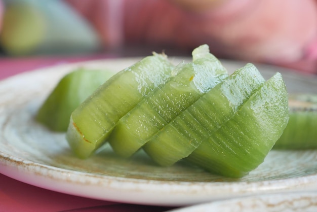 Medio kiwi maduro en un plato