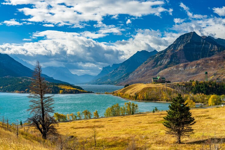 Medio lago Waterton a orillas del lago en la temporada de follaje otoñal día soleado por la mañana. Hitos en el Parque Nacional Waterton Lakes, Alberta, Canadá.