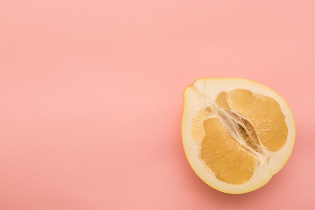 Medio pomelo en rosa