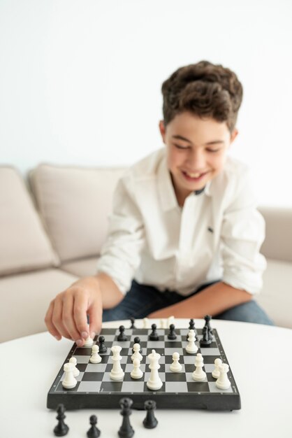 Garoto esperto aprende a jogar xadrez sozinho em seu quarto em