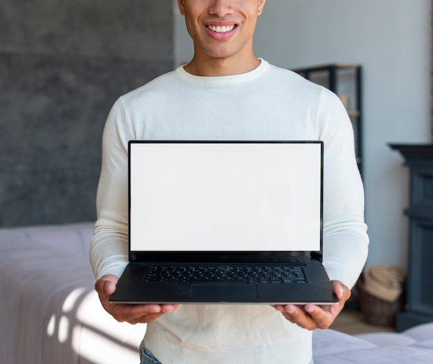 Médio, tiro, homem, segurando, laptop