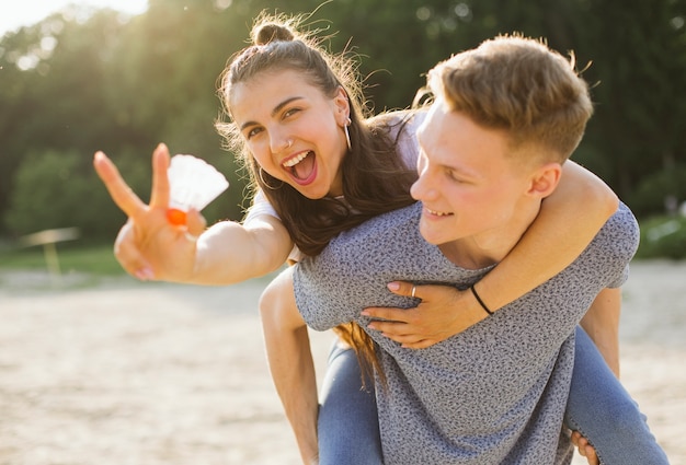 Foto médio, tiro, par, tendo divertimento, ao ar livre