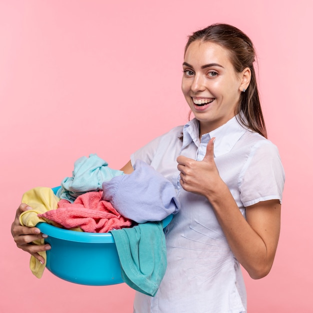 Médio, tiro, smiley, mulher, mostrando, aprovação