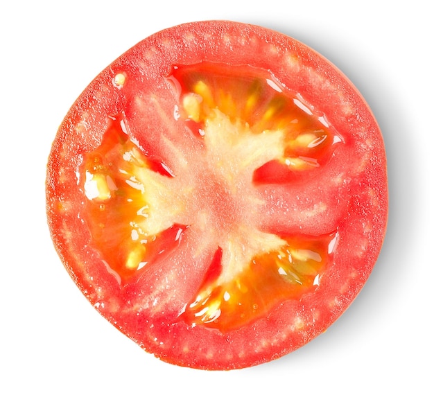 Medio tomate aislado sobre un fondo blanco.