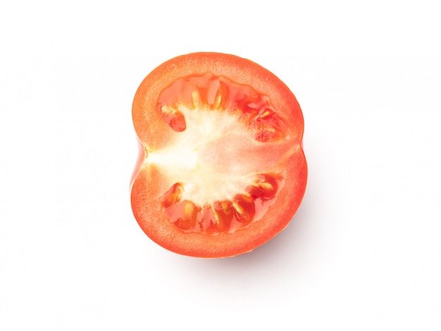 Medio tomate sobre superficie blanca