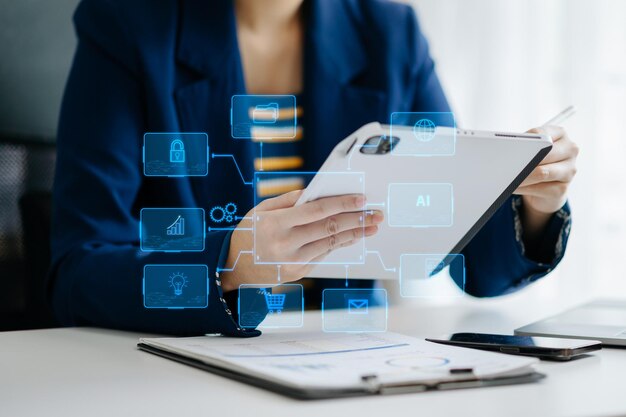 Medios de marketing digital en pantalla virtual mujer de negocios trabajando a mano con teléfono móvil y computadora moderna con diagrama de iconos VR en la oficina