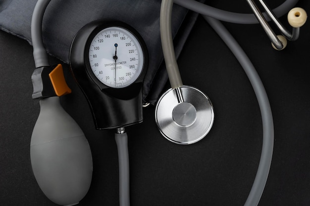 Foto medir a pressão arterial de uma pessoa hipotensão arterial um dispositivo para medir a pressão