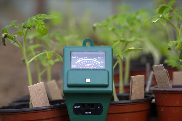 Medir el suelo con un dispositivo digital agrícola de tres vías