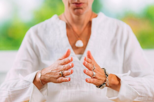 Foto meditação centrada no coração mãos de um curandeiro emocional a técnica de meditação centrado no coração