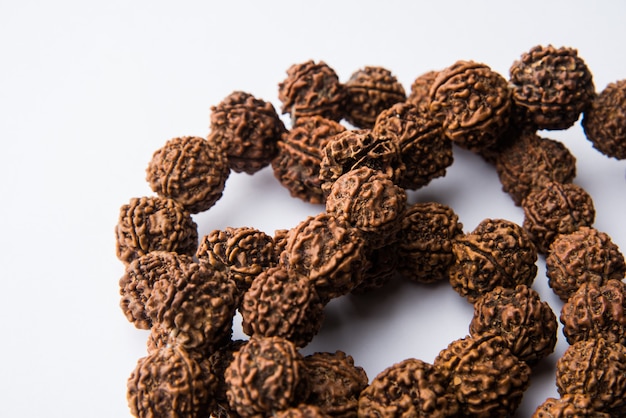 Meditação com mala rudraksha ou rosário