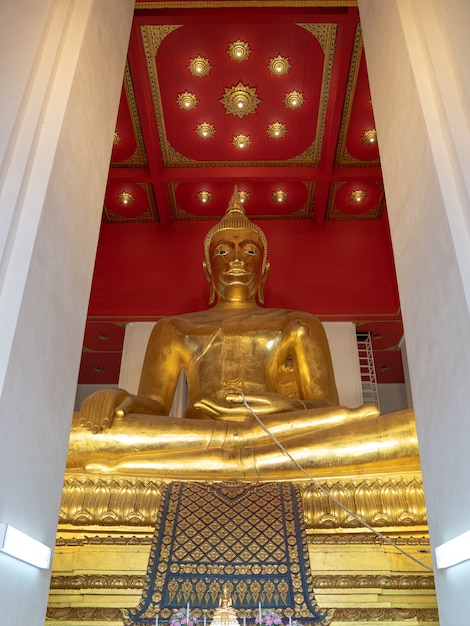 Meditação da grande estátua de Buda dourado dentro da capela de Wihan Phra Mongkhon Bophit em Wat Phra Si Sanphet, Ayutthaya, Tailândia.