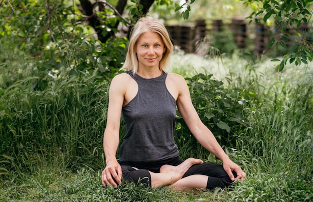 Meditação da mulher ao ar livre