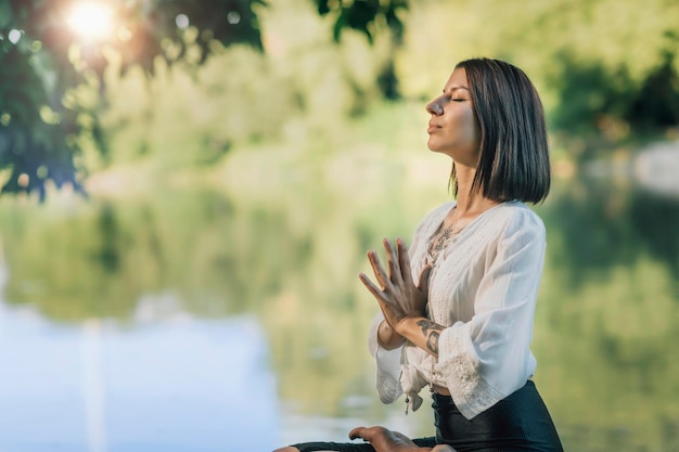 Foto meditação na natureza