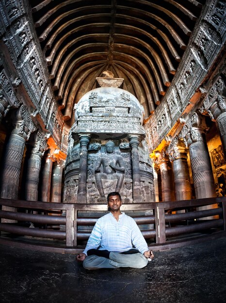 Meditação nas cavernas de Ajanta na Índia
