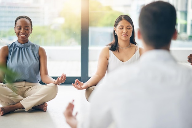 Meditação no escritório calma e empresários juntos para o bem-estar e treinamento da mente Diversidade paz e funcionários corporativos com um exercício de grupo espiritual para atenção plena e zen da empresa