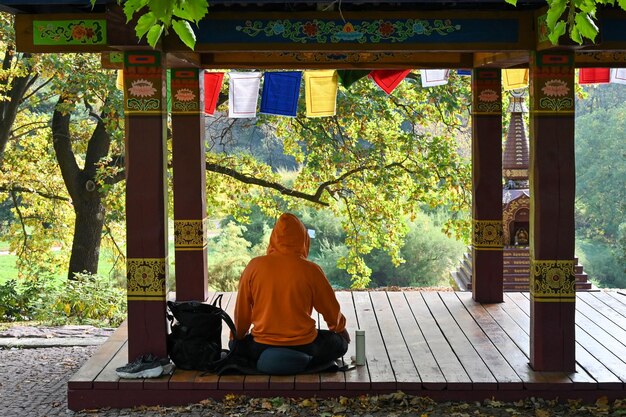 Meditação perto da réplica da estupa budista do Iluminismo no jardim botânico