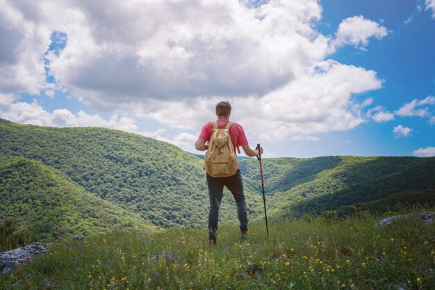 Meditação relaxante do viajante com vista serena das montanhas. viagens de  estilo de vida caminhadas conceito férias de verão ao ar livre. caminhante  feliz vencendo alcançando objetivo de vida, sucesso, liberdade e  felicidade, conquista