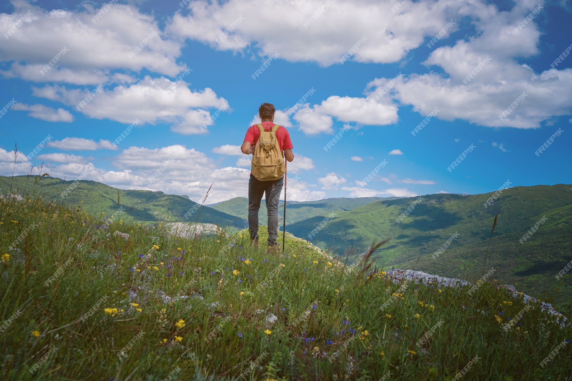 Meditação relaxante do viajante com vista serena das montanhas. viagens de  estilo de vida caminhadas conceito férias de verão ao ar livre. caminhante  feliz vencendo alcançando objetivo de vida, sucesso, liberdade e  felicidade, conquista