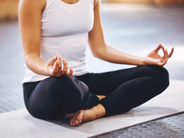 Meditación bienestar y mujer zen haciendo yoga pilates o meditar para energía espiritual mente y mentalidad salud mindfulness lotus y una niña sentada en el suelo para relajarse paz y ejercicio de respiración