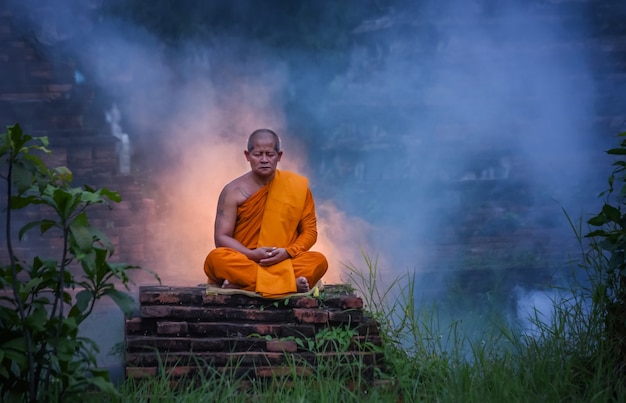 Meditación del monje budista. Wat Choeng Tha es un antiguo templo construido en el período de Ayutthaya.