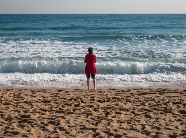 Meditación mujer mirando al mar