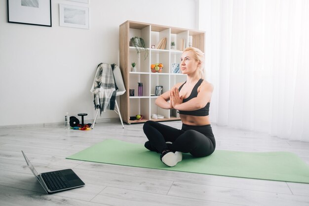 Meditación online armonía mujer yoga en casa