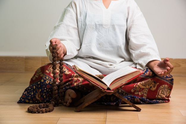 Meditación con rudraksha mala o rosario