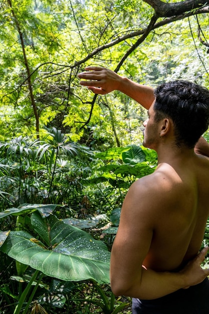 Foto meditación de yoga al aire libre resplandeciente siete todos los chakras hombre practicar yoga mexico gualdajara