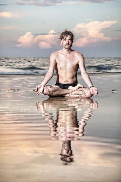 Meditación de yoga cerca del océano.