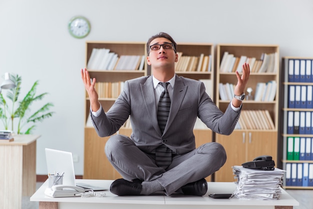 Meditando bonito na mesa do escritório