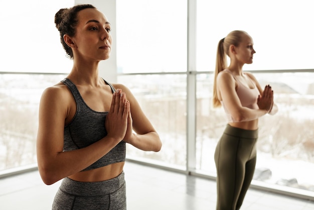 Meditando en la clase de yoga