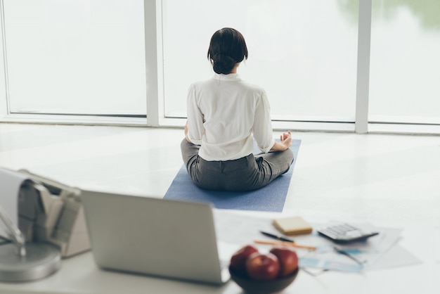 Meditando de manhã