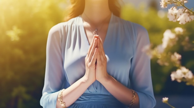 Meditando de perto a oração feminina com a atenção plena na natureza