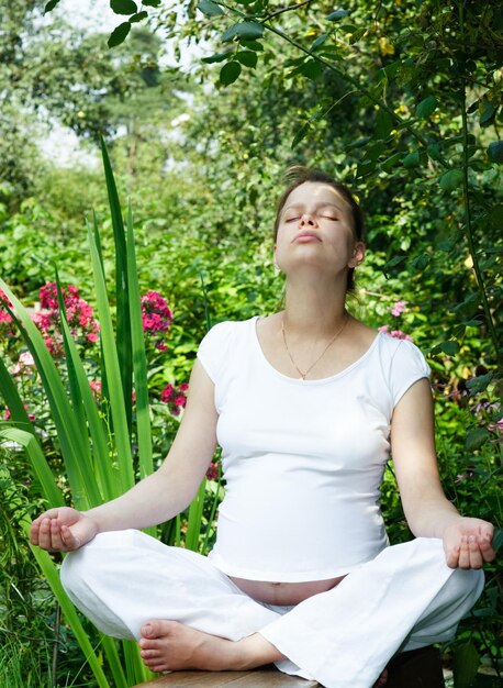 Meditando en un jardín