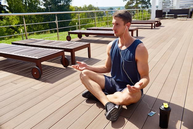 Meditando no espaçoso terraço