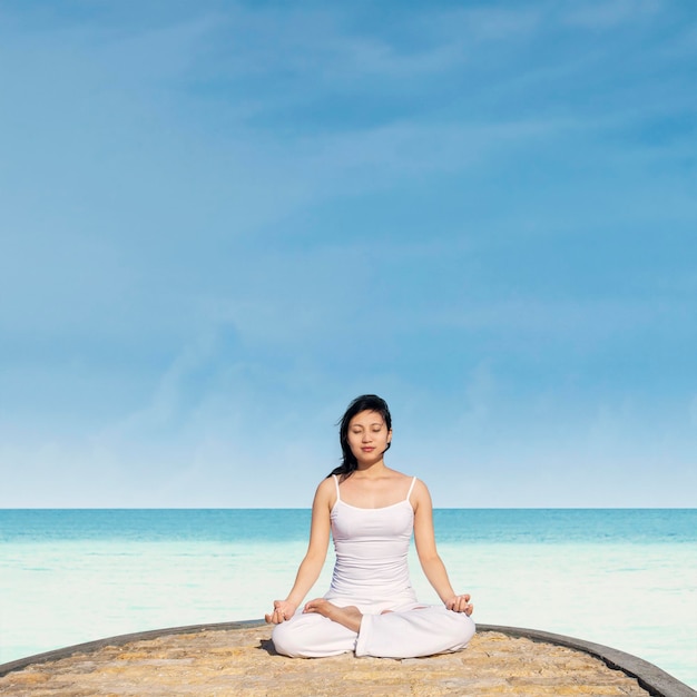 Meditar por la posición del loto en el yoga