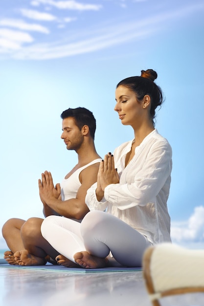 Foto meditating couple