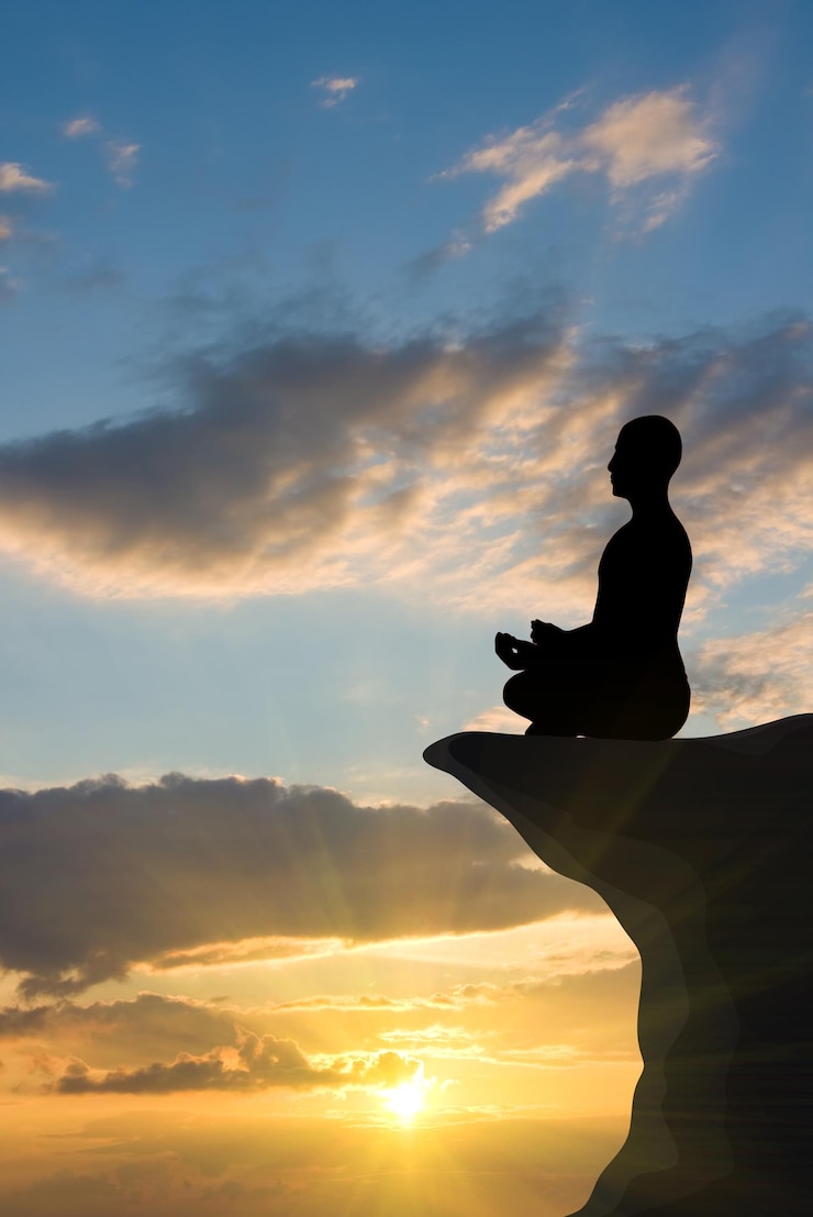 Foto meditation beim sonnenuntergang