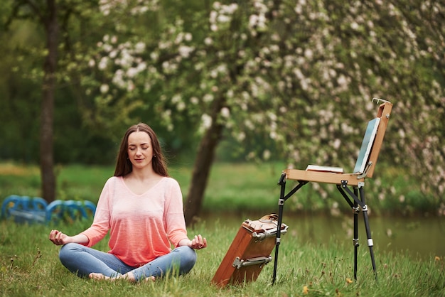 Meditation und Inspiration finden. Junge Maler ruhen sich im Freien aus