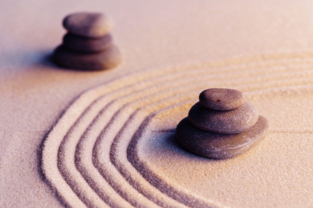 Meditations-Zen-Garten mit Steinen auf Sand