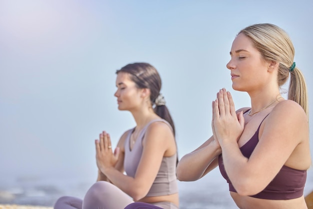 Meditationshände im Freien und Frauen trainieren in der Natur für Fitness, Frieden und Wellness Yoga-Freunde am blauen Himmel für Namaste-Gebetstraining und Energie für psychische Gesundheit, Chakra und Zen-Geist