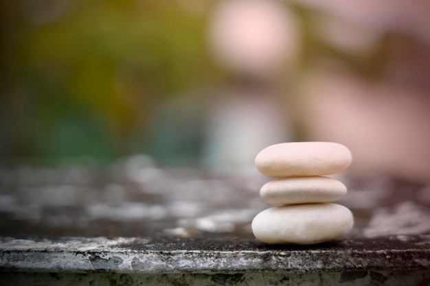 Foto meditationssteine mit regentropfenwasser auf zementboden auf grünem naturhintergrund pyramidenkiesel freier speicherplatz ruhiges buddhismus-symbol oder aromatherapie-set-konzept